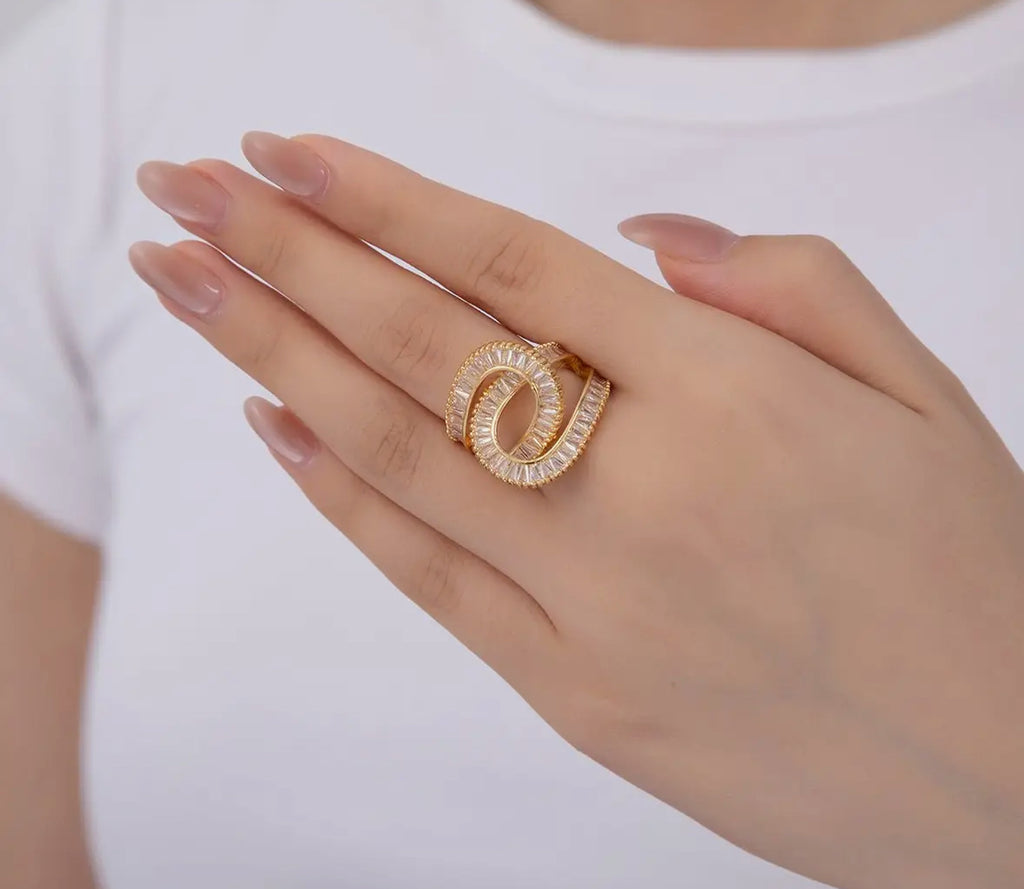 Diamond ring with baguettes